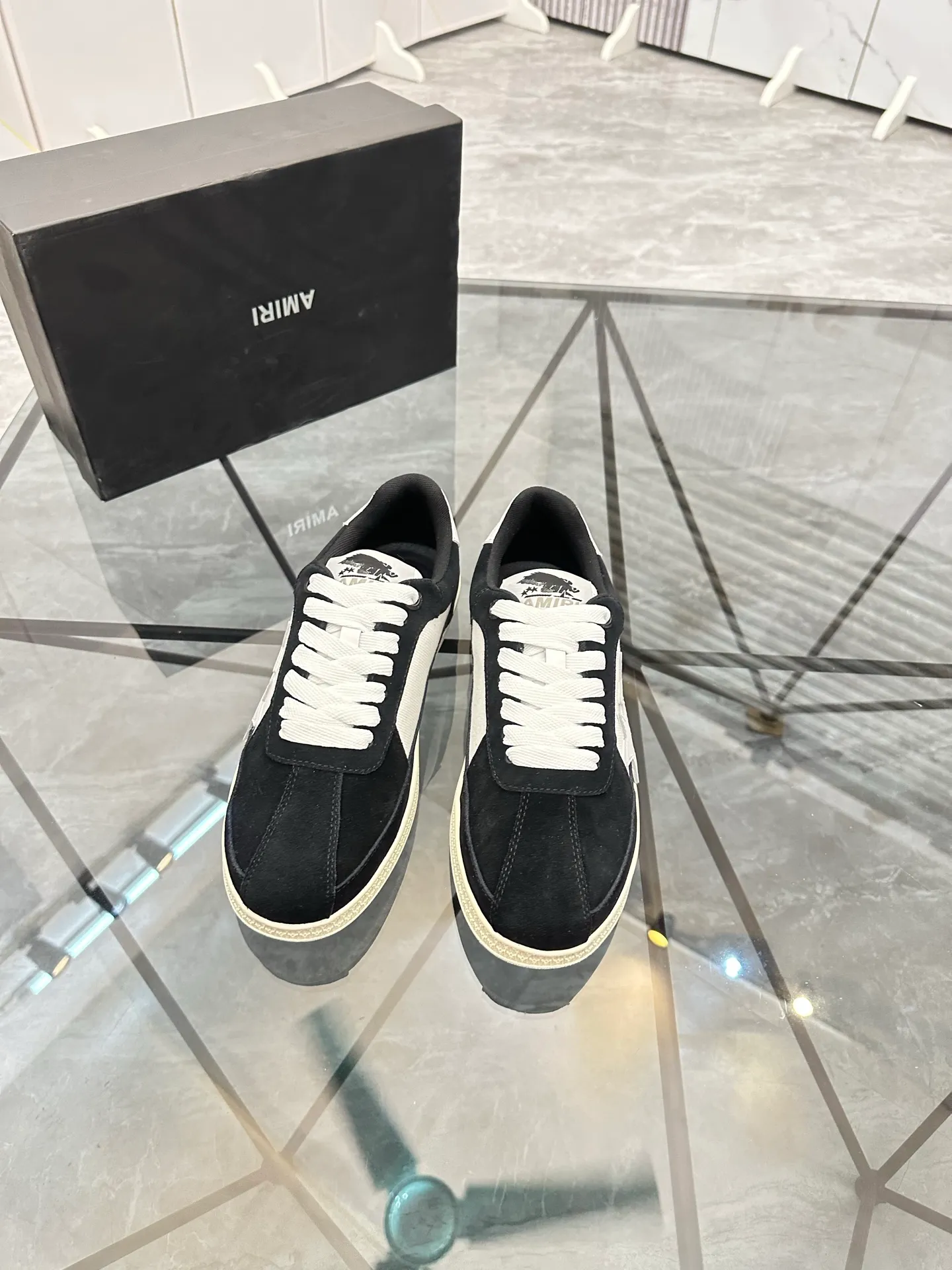 Men's shoes: 💰P420¥ Product trademark: AMIRI* "Amir*" low-top casual shoes Regular size: 38-45 (can be customized to 46) Product material: imported nubuck leather upper, breathable lining, original outsole. Number: 001